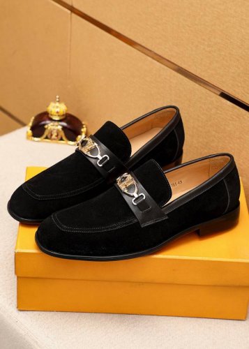 商品商标 Louis Vuitton 路易威登 休闲皮鞋 正码码数: 38-44 45.46.47订制 商品材料 精选 进口头层磨砂牛皮鞋面+奢华五金扣 进口头