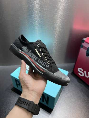 正确版本 Balenciaga 巴黎世家 全新paris休闲帆布鞋 最爱的一款布鞋 风格永续，永不过时 做旧复古风格，以崭新视角演绎“中古风”黑白红经典配色鞋头