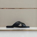 Prad 真皮底p: Size:39-45 38.45定做 普拉达最新拖鞋官网同步-真皮大底 这款拖鞋以品牌独特的标志性saffiano牛皮打造，品牌徽标跃于双
