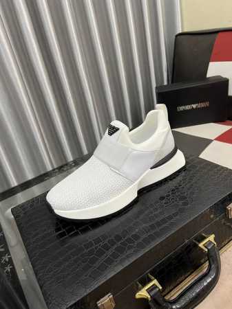 出厂价 Armani 阿玛尼新款时尚男士运动鞋精心打造国际品牌 此款休闲鞋集优质面料与精湛工艺于一身，鞋面选用进口透气飞织滴胶制成！透气网布内里羊皮垫脚。上脚效 - 点击图像关闭