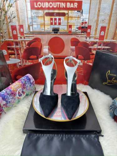 尖包头凉w. Price ： RMB size：34码-43码 34.40.41.42.43.定做不退不换 Heel：10 cm 可订做8.5cm Colour