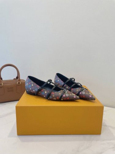 lv 25S 新款新图案 潮流元素 彩色Monogram 浮雕印花 本季Waterfront 焕新回归 多种材质競选 经典花纹 牛漆皮 牛皮 羊皮内里垫脚 进口
