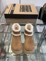 UGG 油叽叽厚底迷你5公分时尚雪地靴，不失违和感的大头鞋头，小香风的小羊羔卷毛配上加厚大底，时尚感妥妥的。 面料：高丝光牛反绒，全羊毛里，发泡大底 码数：35