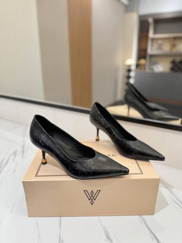 出厂 Vanda Novak来自意大利品牌 全网独家 耗时3个月研发 鞋跟独特设计酒杯 重磅系列 众多联手意大利品牌 推出高级感满分的鞋款系列 火遍Ins神仙绝