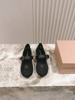 Miumiu 缪缪新款~ 颜值担当火爆款网面芭蕾舞鞋 不得不入的一款 简约高级 随意搭配上脚非常舒适 年度必入款 小红书种草系列 上脚透气美炸了简约的运动板鞋设