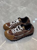 出厂 Bottega Veneta 新款鞋 Orbit运动鞋 情侣款，真的太经典色+24新配色 王一博、周兩彤、米卡等多位明星上脚的复古运动鞋 Orbit 是