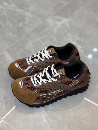 出厂 Bottega Veneta 新款鞋 Orbit运动鞋 情侣款，真的太经典色+24新配色 王一博、周兩彤、米卡等多位明星上脚的复古运动鞋 Orbit 是