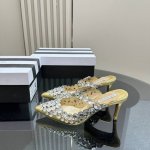 最高版出厂 AQUAZZURA大菠萝水钻装饰高跟 最新款水钻装饰高跟凉鞋 上脚超级有气质 既简洁又时髦 太闪太美啦 美出出新高度！ 交叉设计，时尚感满满 简约版