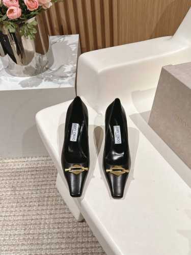 高版本Jimmy Choo 4 春夏新品爆款 乐福单鞋 高跟 -超级A的一款啊！美得让人窒息！镂空设计给人以一种很神秘的感觉，奢华又不失低调 不管是衣服还是裙子