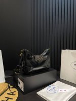 配折叠礼盒 普拉达 Hobo中古包 多了一份随意和简单， 完全的时尚潮流搭配 尺寸：24*18