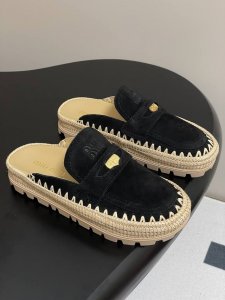 25Ss早春新款Miumiu包头穆勒半鞋酒椰叶纤维质感织物运动凉拖鞋 这款运动凉鞋具有粗犷而精致的质感，采用酒椰叶纤维质感织物面料打造。饰有Miu Mi*金属字