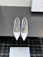 25Ss早春新款Dior迪奥D-Journey 系带高跟鞋尖头冲孔织带平底单鞋 这款D-Journey 系带高跟鞋是2025春夏成衣系列新品，优雅百搭。白色镂空