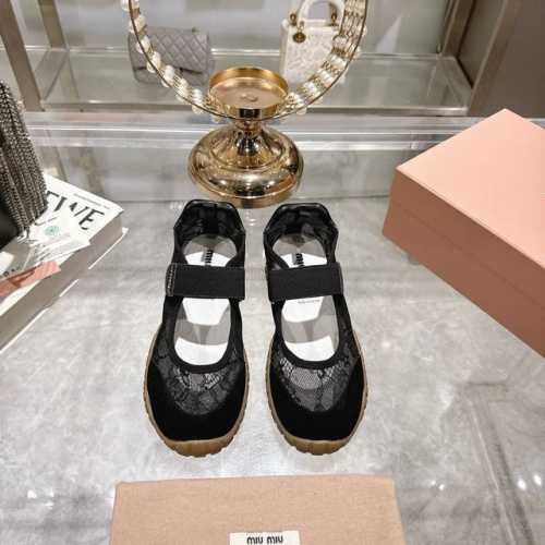 出厂 缪缪25饼干鞋 阿甘鞋休闲鞋运动鞋 夏季新款 升级版 最近爆款蕾丝前卫大胆的设计 上脚更加舒适 透气 Miu风格融于此款厚底帆布运动鞋的简约线条 别致徽标
