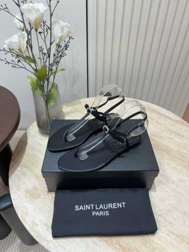 24Ss新款saint Lauren*Cassandra Ysl钻扣夹脚平底凉鞋 这款平底凉鞋，搭配t型饰带足弓带和可调节搭扣，正面点缀金属水钻扣！ 鞋面：真丝