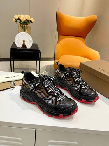 新色 元，Burberry 巴宝莉 2021年时装秀款运动鞋爆款,由 Vintage 复古格纹棉质面料打造 ,搭配滚边及品牌徽标贴花。围覆以雨靴灵感的亮泽外缘设