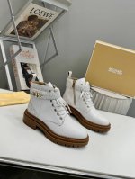 MICHAEL KORS 2024秋冬新款马丁靴 官网同步发售： 面料：进口头层牛皮+反绒皮 内里：进口透气羊皮 大底：防滑原版橡胶大底 码数：35-41 35