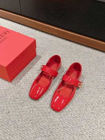 顶级品质 Valentino Ss24 New Arrival～ 华伦天奴2024春夏｜玛丽珍新品 简约秀气 高级精致 上脚超显优雅气质， 好看好穿好搭舒适度满 - 点击图像关闭