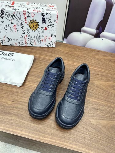 实价： 高端版本高质量原单品质 D0Lce & Gabbana 今年的主打款式 没有之一 超火超帅气的休闲鞋此款传承了D家一贯有点浮夸而不失时尚的风格 精湛的做