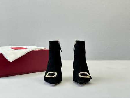 黑羊京 Roger Vivier Rv尖头猫跟侧扣反绒皮 漆皮短靴 经典侧方扣内拉链搭配精细设计的鞋型，精致时尚，鞋型和正品无差别，流线都是拿尺精确复刻，原版定 - 点击图像关闭