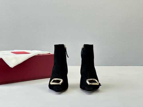 黑羊京 Roger Vivier Rv尖头猫跟侧扣反绒皮 漆皮短靴 经典侧方扣内拉链搭配精细设计的鞋型，精致时尚，鞋型和正品无差别，流线都是拿尺精确复刻，原版定