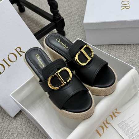 增高款 Dior 迪奥 25Ss 夏季高版本新款凉鞋. 简约超级百搭. 上脚完美奢华可任意搭配春夏服饰. 脚感更是舒适！材质原版完美复刻. 原版拆解开模. 面料 - 点击图像关闭