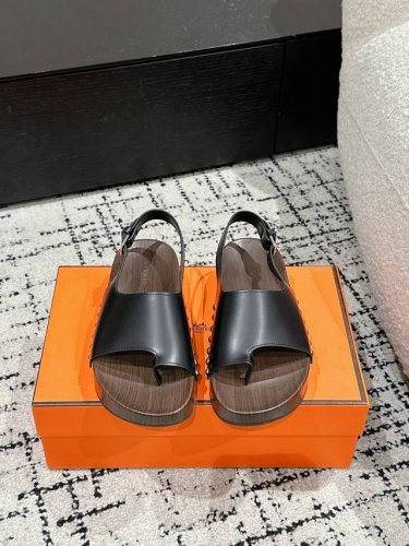 310 Hermes 爱马仕 25 春夏 新款 厚底木屐凉鞋 二舅拖鞋夏天的最爱 仿佛是有一种魔力 越看越好看 时尚就是个轮回，木屐打钉设计复古时髦～光脚或者搭