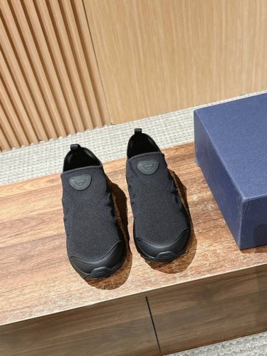 迪奥新款低帮运动鞋 飞织一脚蹬休闲鞋 是 Dior 别具一格的经典新品 时尚而富有运动风范 套穿式设计彰显新意 采用网眼织物和科技面料精心制作 侧面饰以同色调
