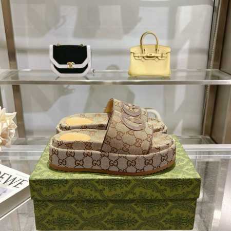 gucci新款女式大号 Gg 防水台拖鞋 作为品牌的标志性标志，徽标以全新且出人意料的方式丰富了设计。每个标识的背后都蕴藏着品牌的传统和价值，是一种可以反复佩戴 - 点击图像关闭