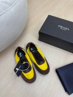 爆款潮流运动鞋 11色全网最齐色 Prada 咖拼黄 米白 平底设计 简约设计 搭配三角标 Logo 的设计和简约的线条 很有格调 简单纯粹得色调 原版开模 舒