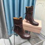 Miu Miu 24ss秋冬走秀新款复古矮跟圆头系带！鲨疯啦，new arrival～ 经典复古机车靴造型，帅气摩登！冬靴夏穿 不失为一种时尚潮流！这款真的太给