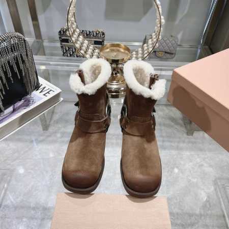 出厂 毛里miumiu 2024秋冬新品限量锁口短靴 爆款靴靴miu系全球限量款靴子 重工艺手工鞋 复古擦色牛皮气质马丁靴 满满的复古感整个皮料选用进口小牛皮 - 点击图像关闭