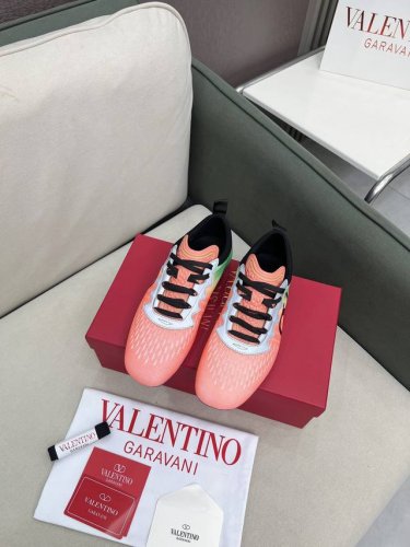 valentino 2025华伦天奴最新春季运动鞋！Runboot运动轻盈舒适，蓝球鞋、跑步鞋、时尚运动鞋集于一体的多功能设计，演绎酷飒的上脚效果，众多流量明星