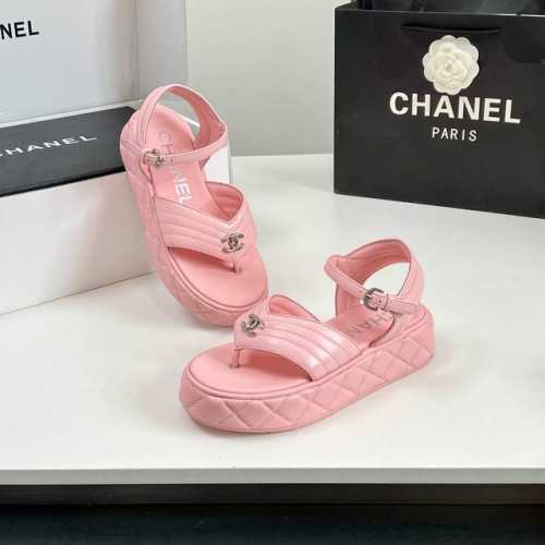 工厂价 高版本 2025C早春最新款、Chanel 香奈儿厚底夹趾凉拖、凉鞋、拖鞋 香奶奶家一贯的优雅名媛气质 高级感十足！上脚非常Nice～不管光脚穿或搭配裙