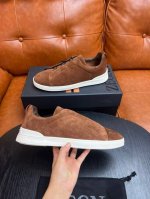 ermenegildo zegna 杰尼亚 系带男士休闲板鞋此 triple stitch 运动鞋由反绒牛皮制成，鞋身外腰压印品牌名称，ip超轻鞋底缝线鲜明。牛