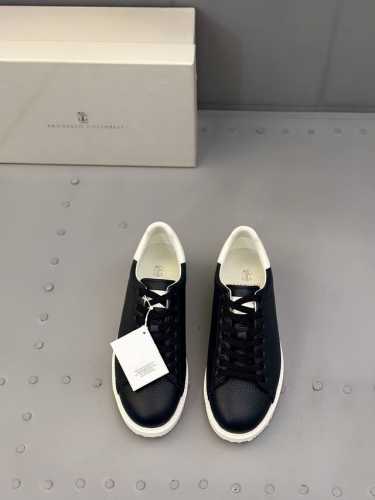 Brunello Cucinelli Bc男士休闲拖鞋、此款鞋面料采用意大利进口高丝光水洗翻毛皮，内里和鞋垫皮也是同等级皮革，鞋面外腰部位镶嵌品牌电镀做旧工艺.