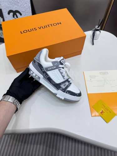 橙子出厂价 Louis Vuitton 路易威登 Lv Trainer 情侣款运动鞋板鞋 休闲复古篮球鞋 从复古篮球鞋汲取灵感，打造备受青睐的 Lv Train