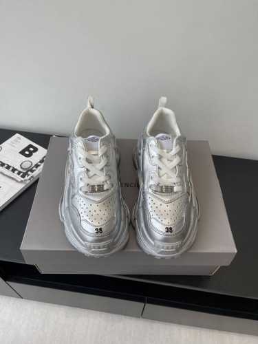 balenciaga 巴黎世家 25Ss早春最新爆款明星走秀同款 Sneaker运动老爹鞋 原版购入开发 一比一做货 新款浓浓的机能风 鞋底刻度非常深 登山雪地