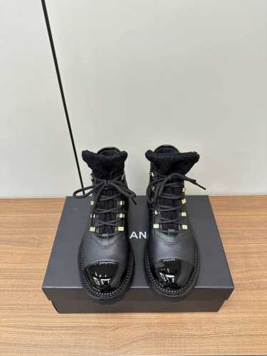 2024ss chanel 时尚机车短靴 23ss香奶奶新品短靴 设计简约高级，超级百搭款！Chanel字母logo设计，针织布料鞋舌装饰，百搭时尚款， 进口手