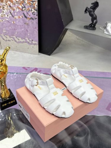 工厂p价p： Miumiu缪缪2025早春夏包头罗马凉鞋 官方春夏走秀新款，时髦百搭，无论光脚穿还是搭配袜子穿都超级百搭！原版一比一开发 鞋面：定制进口牛皮 内