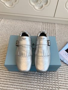 批拖鞋 乐福 Prad* 25ss 普拉达走秀款皮带扣 复古流苏穆勒半拖 乐福鞋爆款！走秀款 复古感时髦满满 随意百搭 时尚休闲 独到味道，人人都爱也轻松驾驭