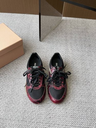 Miu Miu缪缪 25Ss 春夏新款走秀款 德训鞋 休闲鞋 秀场工艺来自Miu Miu系列的细节特写 新季的潮流要素一 多元对撞 传达现代风格~ 怎么穿都好看