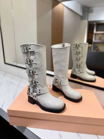 Miu Miu 2024 走秀款 马丁骑士靴 秋冬最美战靴鞋头大大翘翘是精髓。 妥妥断货节奏每一双都是独一无二不对寸的拉丝做旧复古效果 ，酷飒酷飒的延续了爆款 - 点击图像关闭