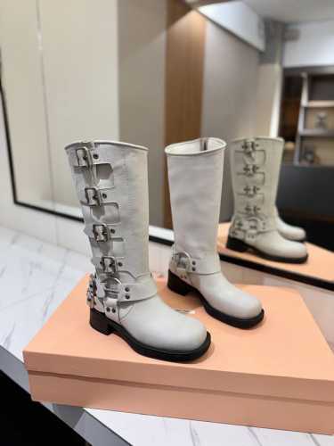 Miu Miu 2024 走秀款 马丁骑士靴 秋冬最美战靴鞋头大大翘翘是精髓。 妥妥断货节奏每一双都是独一无二不对寸的拉丝做旧复古效果 ，酷飒酷飒的延续了爆款