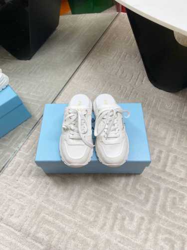 出厂 prada普拉达早春新款三角标厚底穆勒半拖 包头休闲运动拖鞋 好看到爆炸 舒适百搭，暴走不累 4Cm增高休闲两不误 进口丝光牛反绒 牛皮 羊皮内里 私模T