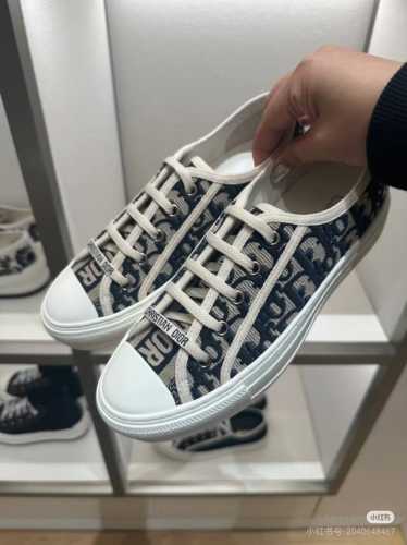 家上新啦，与官网同步出厂价 元WALK N DIOR 刺绣帆布鞋系列 全棉丝双面立体刺绣 此款鞋所有材料均为原版开模，上至五金，鞋带，大底，PU中垫...鞋面布