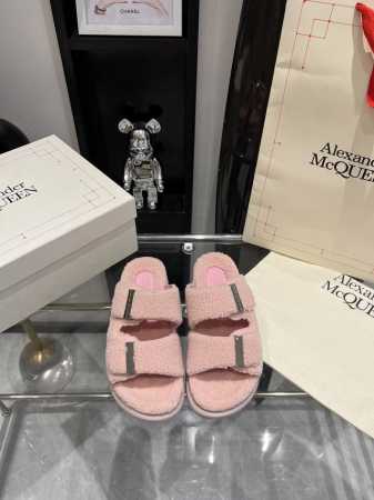 Alexander McQueen 羊羔毛凉拖 原版复刻定制，麦昆两带拖鞋搭配金属扣刻Mcq标志，约4cm 轻松穿出大长腿，舒适，百搭，必入的一款拖鞋 码数：3 - 点击图像关闭