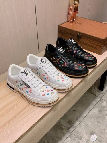 新款: 厂价 Lv* 最新爆款休闲鞋 顶端品牌 奢侈 代购 顶级 质量 鞋面選用进口透气牛皮搭配材质透气羊皮垫脚 精细做工 原版个性时尚柔软橡膠耐磨防滑大底 上
