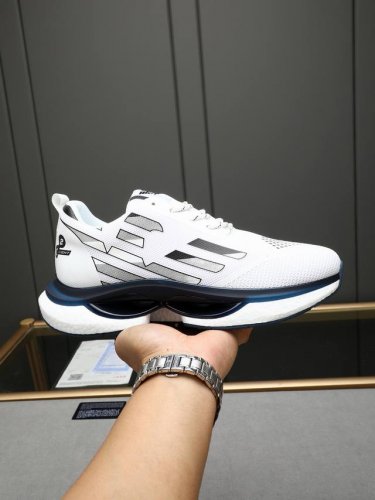 阿玛尼 时尚顶级潮牌，一款能驾驭各种风格男鞋，鞋面由多种材质拼接而成，内里为进口网布，吸汗舒适，爆米花大底设计是重中之重-轻便.舒适。极度考验工艺要求:双色可选
