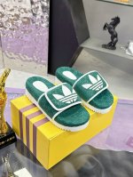 实价： 阿迪达斯联名Gucci古驰拖鞋系列 Adidas X Gucci联名系列女士Gg防水台拖鞋 作为Adidas X Gucci系列之一，这款防水台拖鞋饰有