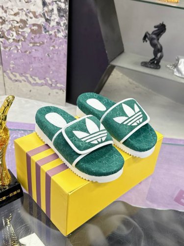 实价： 阿迪达斯联名Gucci古驰拖鞋系列 Adidas X Gucci联名系列女士Gg防水台拖鞋 作为Adidas X Gucci系列之一，这款防水台拖鞋饰有